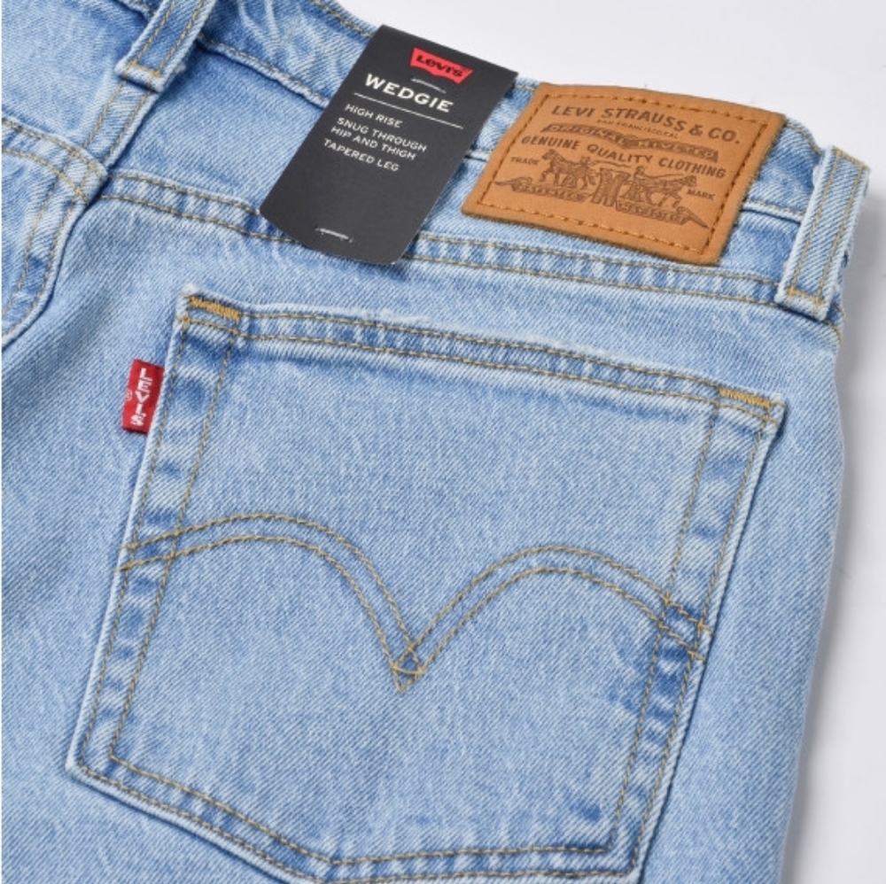 Levi's Wedgie Icon Jeans in Light Wash - Picture 10 of 12